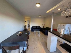 EXCELENTE DEPARTAMENTO EN VENTA EN CARLOS PAZ, 2 DORMITORIOS, FRENTE CON BALCÓN A LA CALLE + Patio Propio. EDIFICIO OLIVOS 4